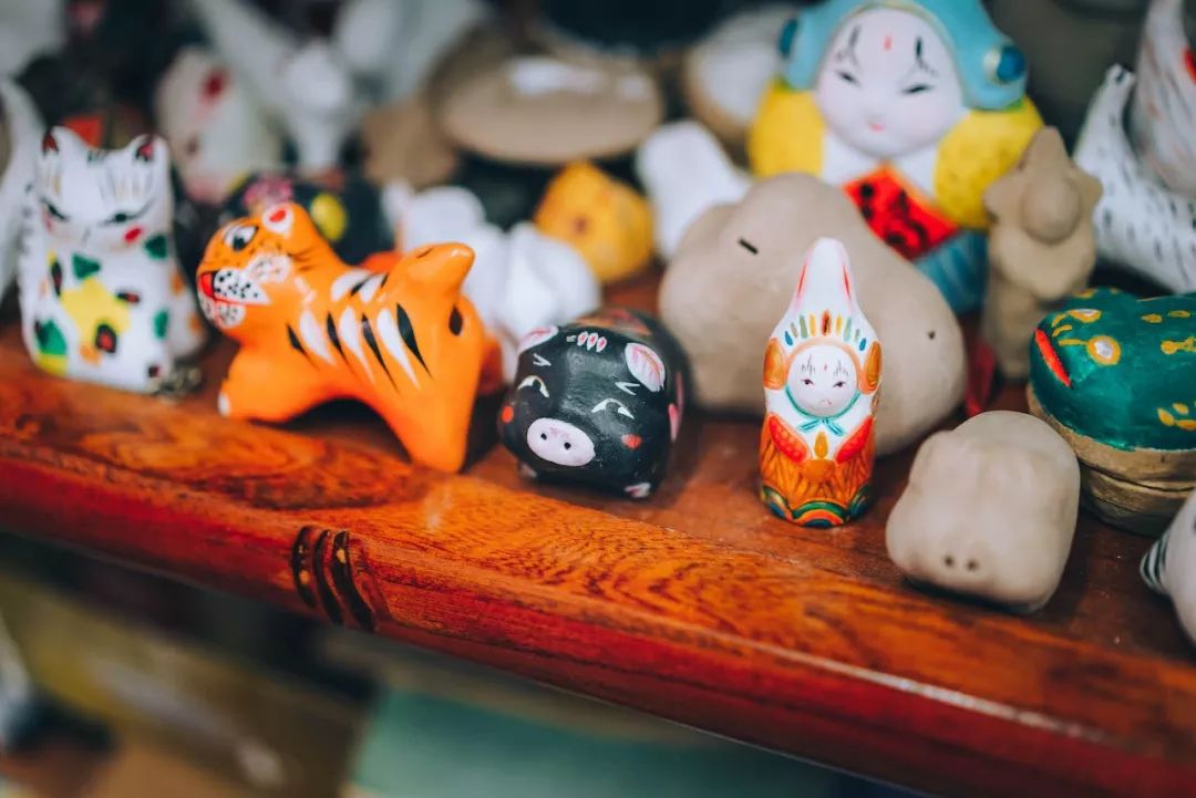 非遗守艺人｜他把泥“玩”出了花样，让有400年历史的老北京兔儿爷也跟上时代