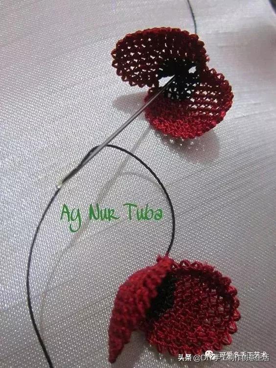 只是用针穿上了线不断绕圈打结,做出来的仿真花竟然比钩的还好看