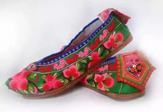 多年失传的绣花鞋,99两双传统工艺绣花鞋