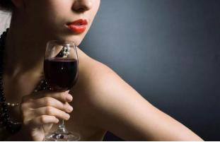 简单几步学会品尝红酒,喝红酒的正确姿势和喝法视频