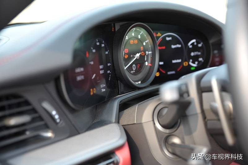 黑科技加持，亮点太多！实拍全新保时捷911