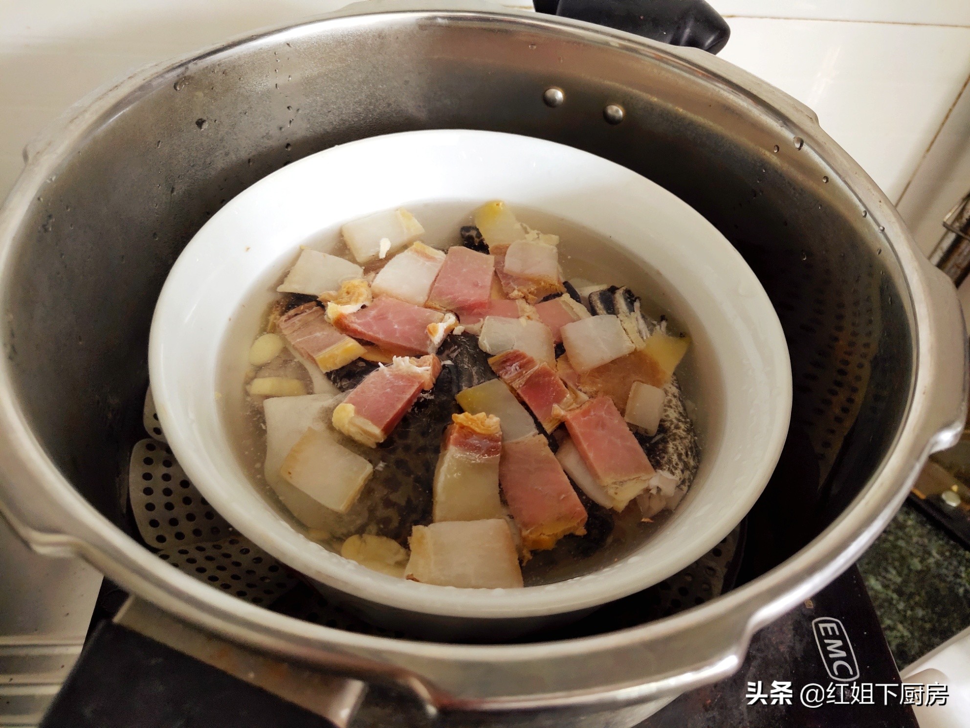 石蛙配上火腿蒸20分钟出锅，鲜嫩到连最后一滴汤都不愿意剩