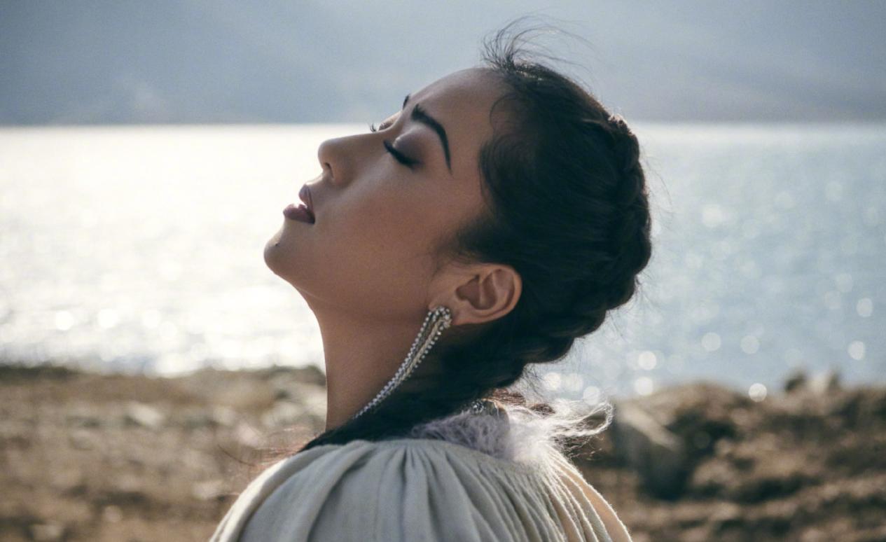 皮肤黑黄穿什么衣服显白十四五岁,55岁皮肤黄夏天穿什么颜色显白