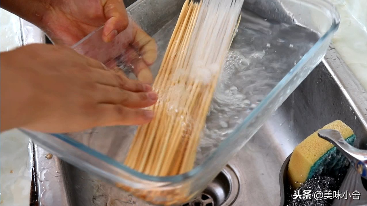 想吃羊肉串不用去夜市，做法诀窍教你在家烤，吃着真过瘾