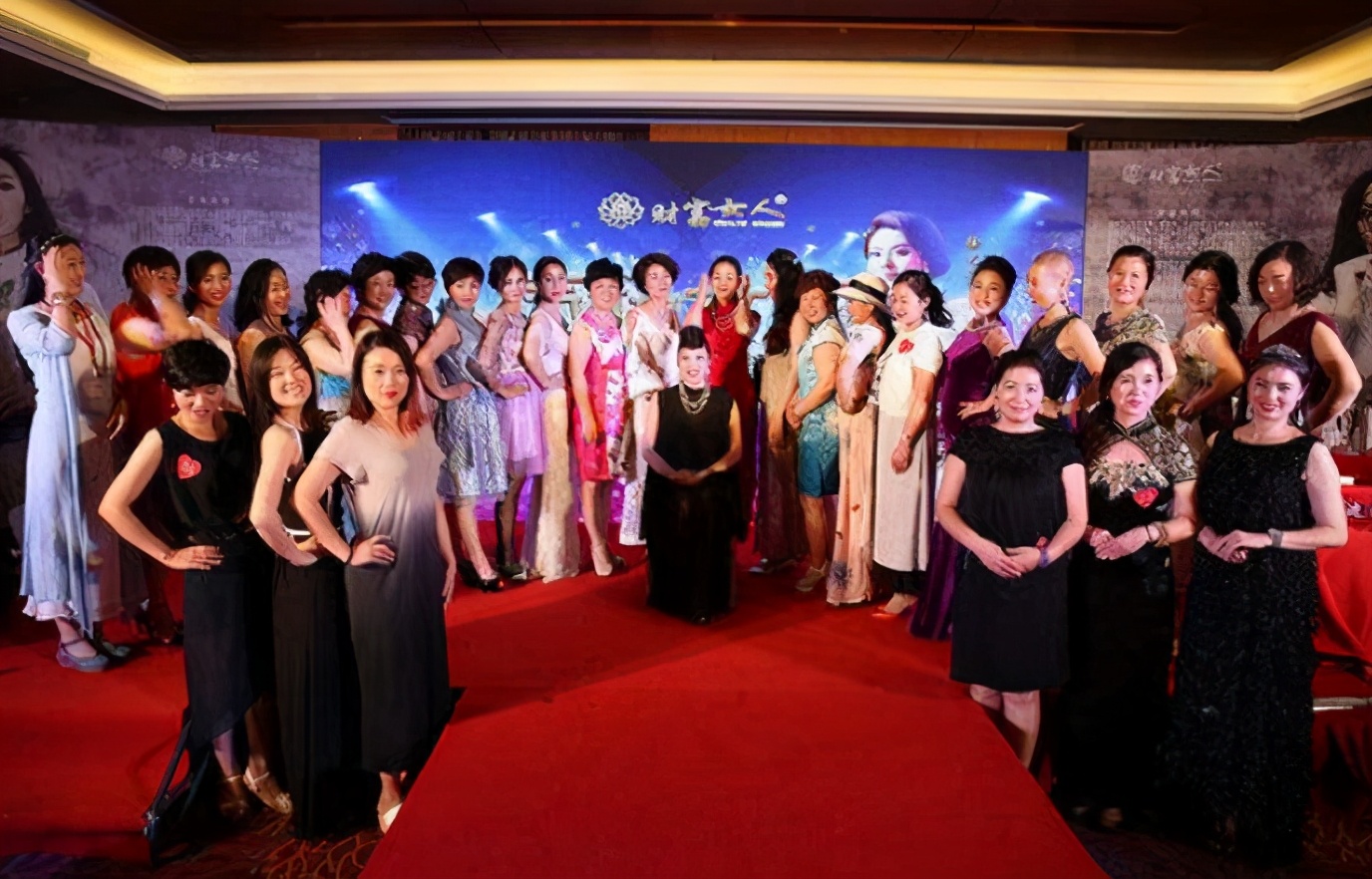 “白富美名媛”竟靠拼单摆拍?15人拼顶级酒店,浴袍轮着穿