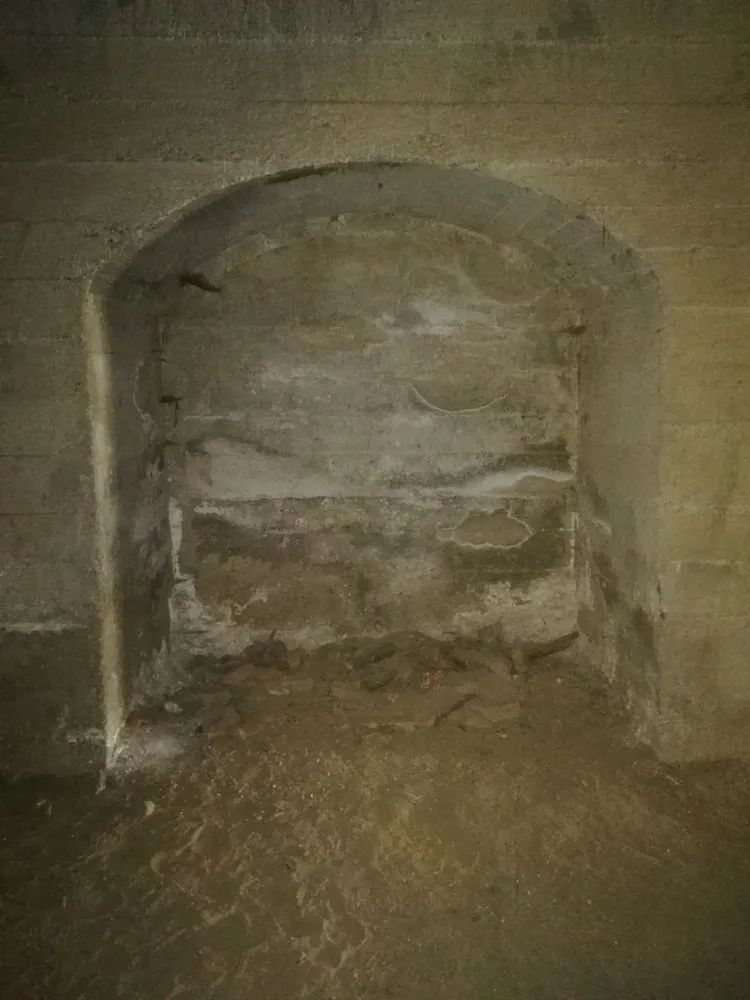 坐车穿越鬼屋,骑自行车到鬼屋