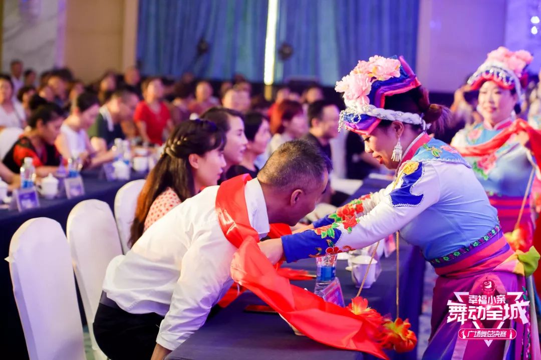 大妈们参加广场舞比赛,春晚广场舞比赛