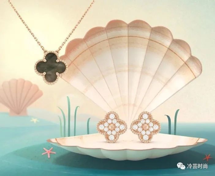 项链的活动扣佩戴方法,项链的佩戴要讲究八大搭配技巧