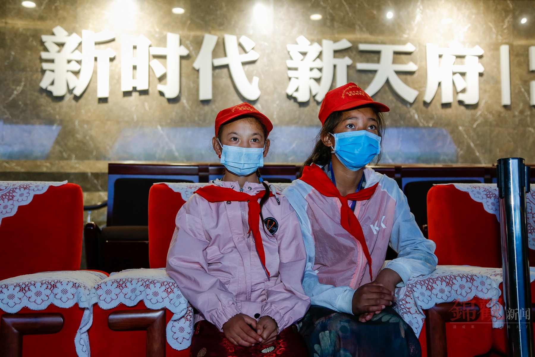 穿越雪域高原感受公园城市20名甘孜足球小将体验成都