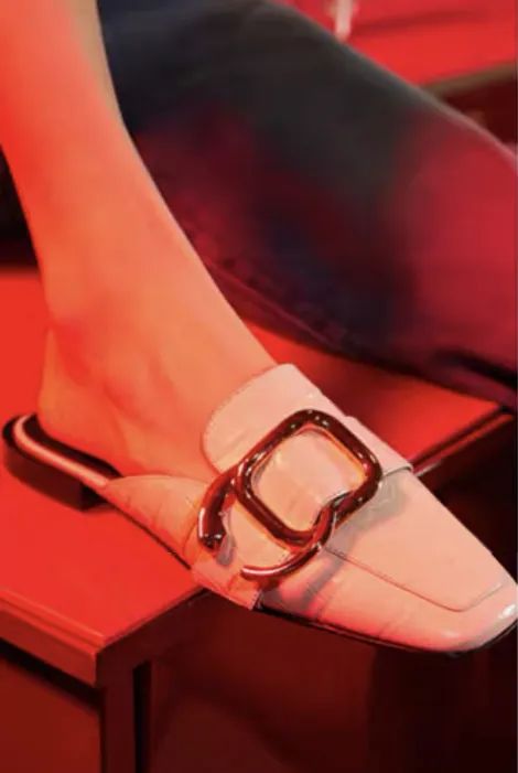 鞋柜怎么放春夏秋冬的鞋 (鞋柜必备的小白鞋)