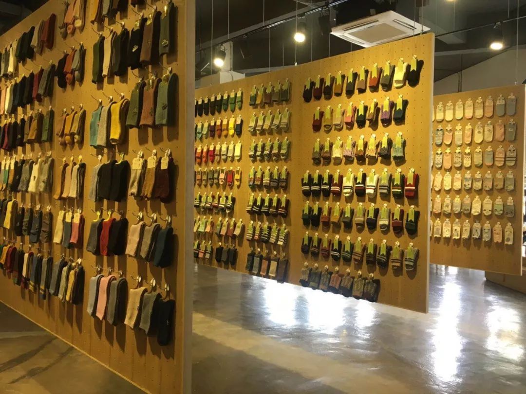 黑丝、“光腿神器”OUT了！她把袜子做成礼物，一天销售1200万