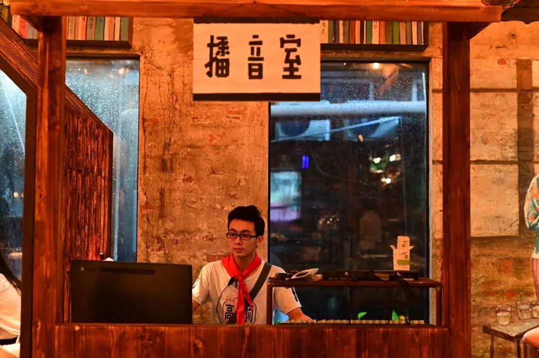 人气爆红的烧烤场，藏在了650㎡的校园课室里