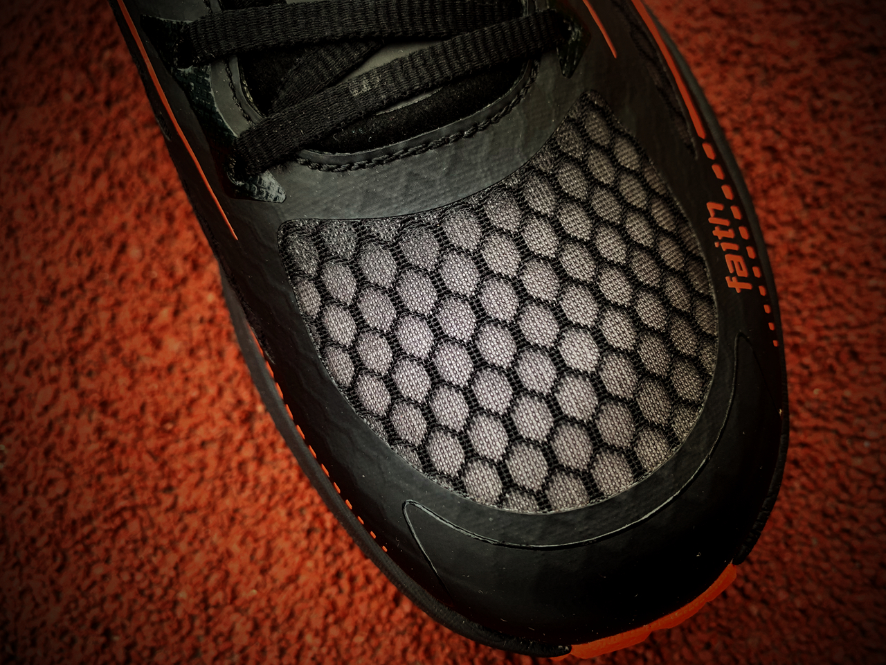 奔跑的Faith-咕咚R2信仰跑步鞋