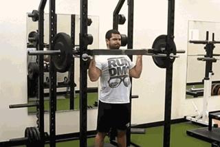 健身怎么把肩练平,健身时耸肩挺肚子怎么办