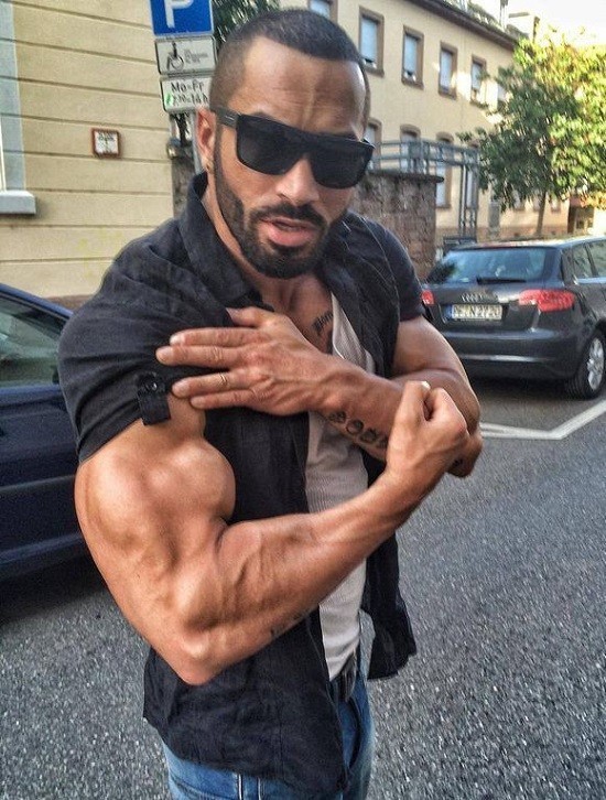 手臂粗壮肌肉训练,怎样练手臂才能使手臂肌肉明显