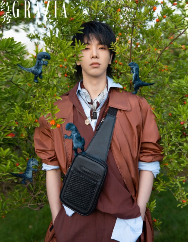 华晨宇cosplay齐木楠雄,华晨宇一袭红装变成羽翼