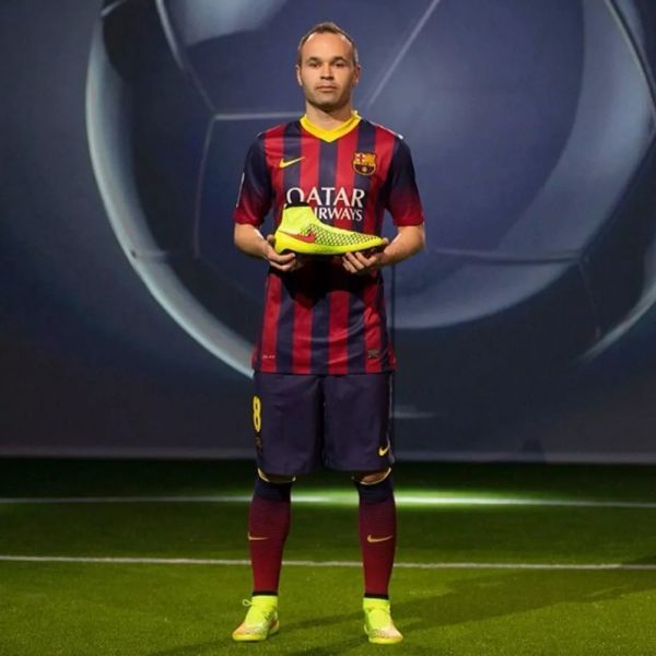 伊涅斯塔代言亚瑟士,伊涅斯塔代言的足球