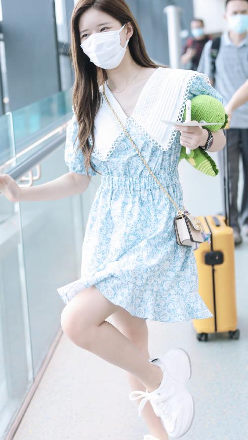 赵露思碎花裙新穿法且试天下 (赵露思穿搭小裙子)