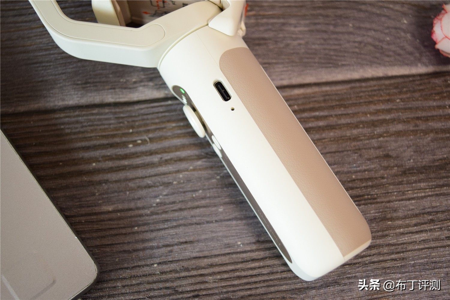 三轴防抖手机稳定器测评,浩瀚稳定器x和x2区别哪个很值得买