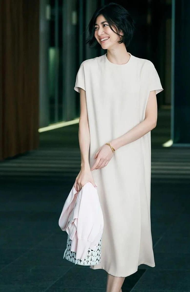 35-45岁女性随性穿搭夏天,时尚穿搭70后女人别穿太单调