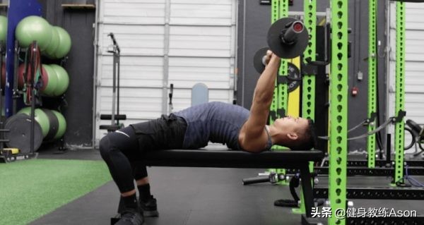 杠铃卧推右肩膀痛恢复后使不上劲,杠铃卧推肩膀容易酸得不行