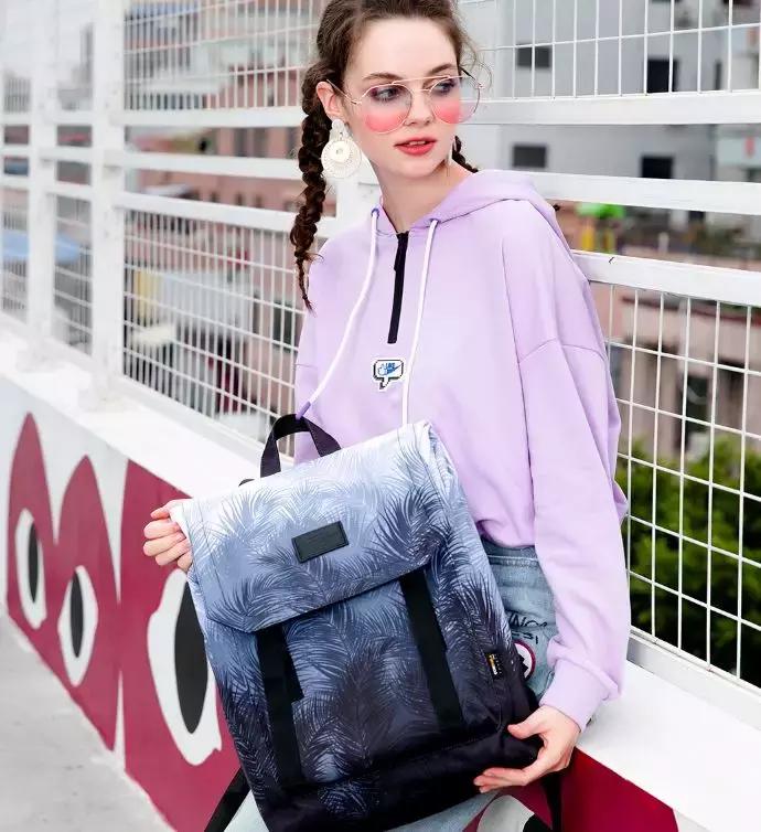 这个通勤双肩包，百搭不撞款