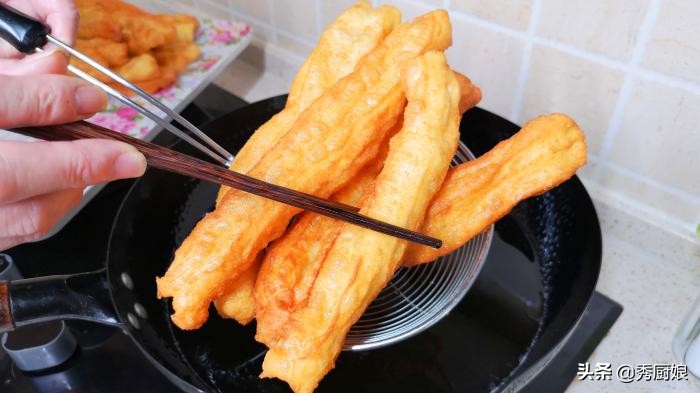 炸油条不放酵母和泡打粉可以么,炸油条要加鸡蛋吗