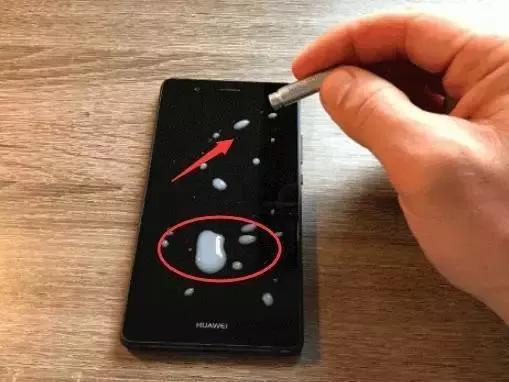 手机屏幕怎么也擦不干净,手机屏幕总是有灰尘弄不干净