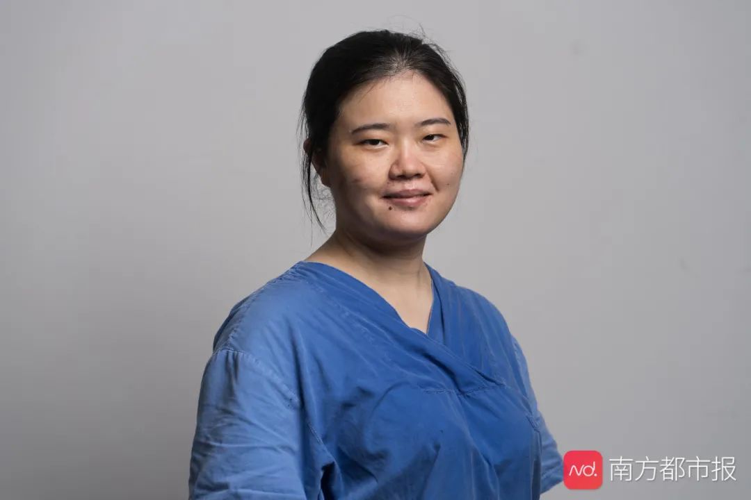 抗疫战场党旗飘扬,抗疫党旗在风雪中飘扬