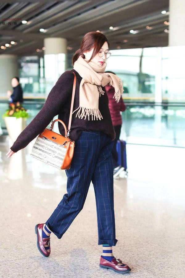 迪丽热巴袜子潮流,迪丽热巴橙色袜子搭配