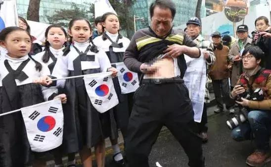 千万别惹韩国人，因为他们最懂抗议