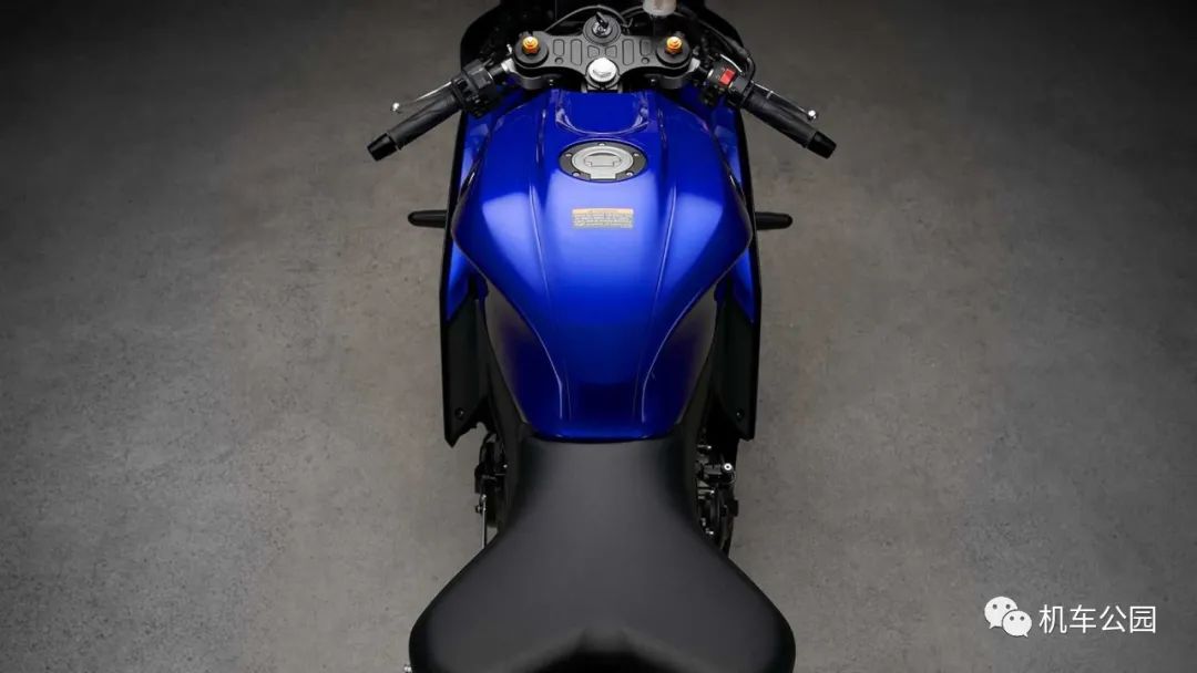 8999美元，雅马哈发布2022款R7，车身比R3还窄