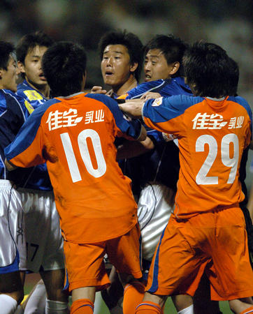 深圳新鹏城终迎中超历史首胜,中超武汉5-2逆转送青岛11连败