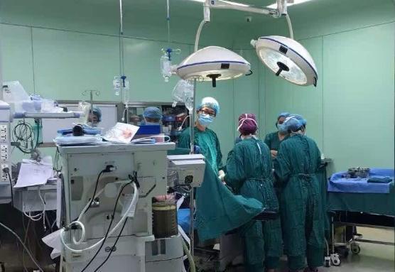 孩子出生时少了1只手，大夫都难以相信，竟是孕妈妈的恶习引起的