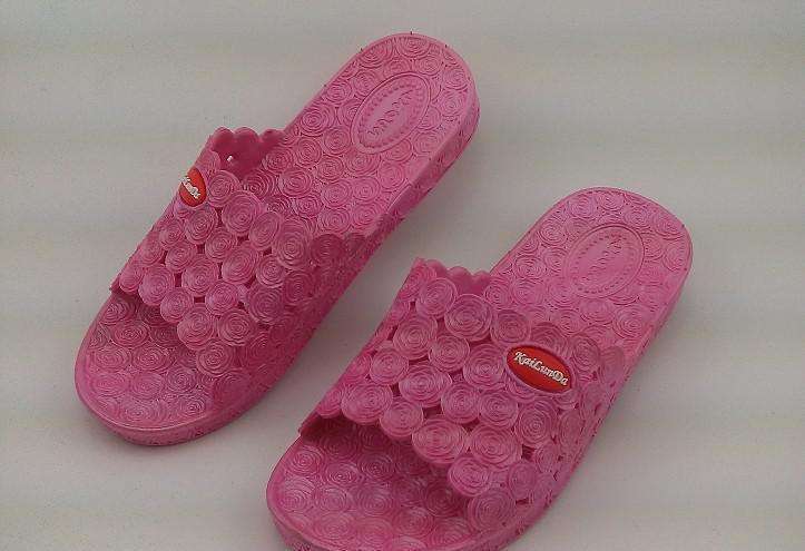 拖鞋黑黑的污垢是什么物质,拖鞋的污垢怎么才能刷干净