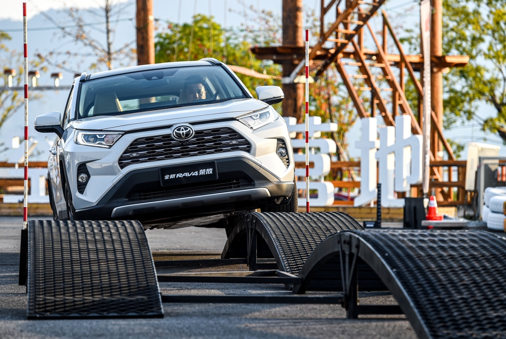 一汽丰田rav4荣放视频,全新rav4荣放户外宣传片