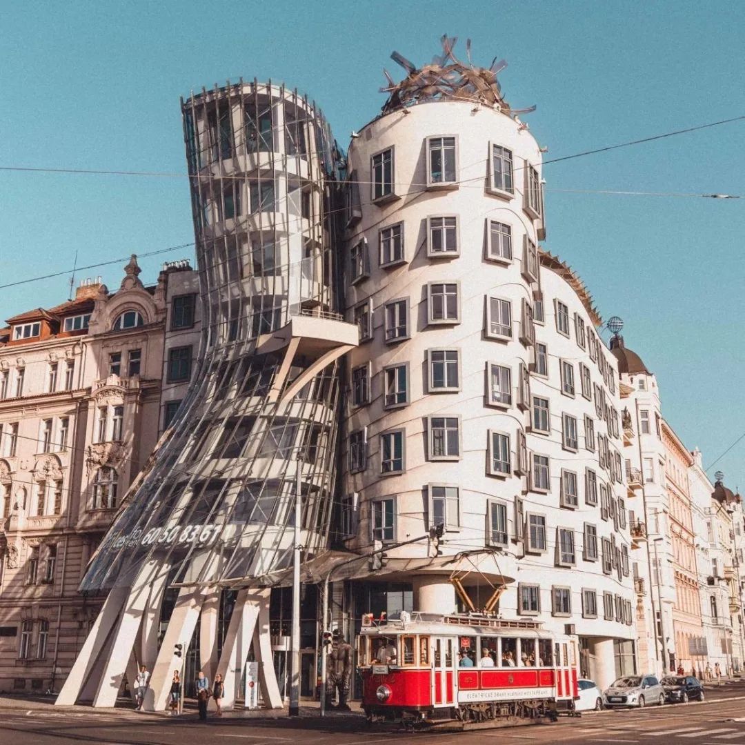 LV韩国开新店上热搜，网友：怎么这么丑？设计师：我乱来的