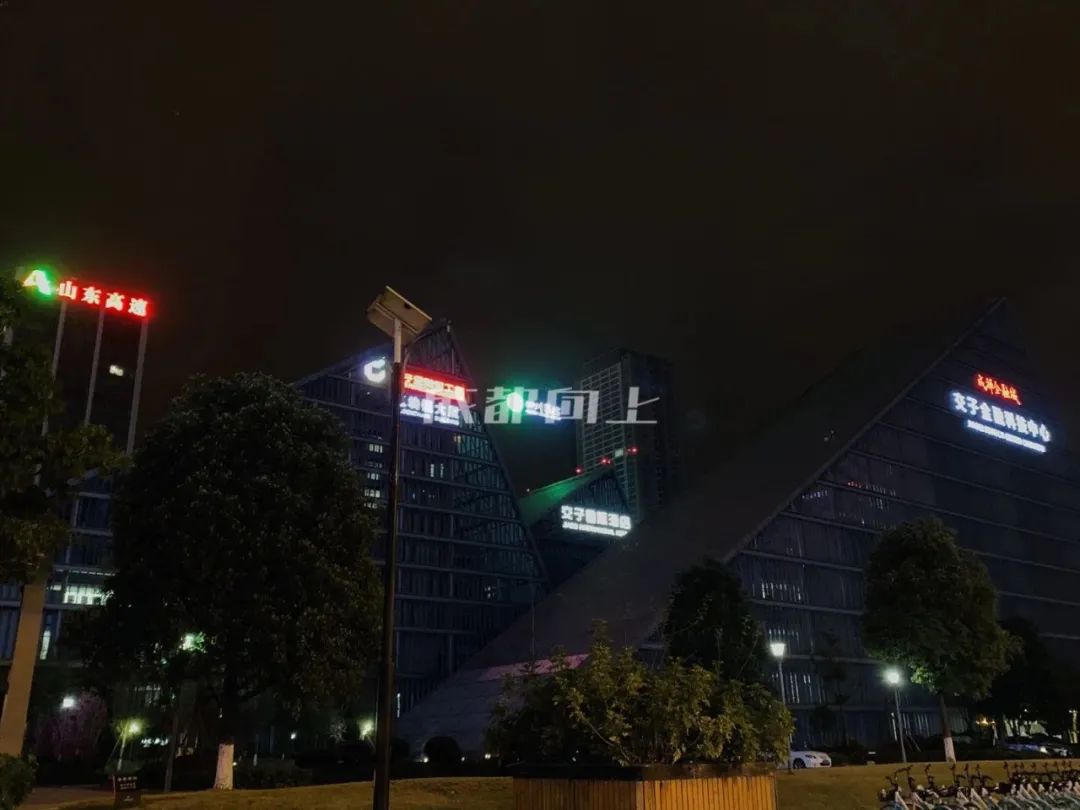 如何让成都变东京？网友：大LOGO收敛点