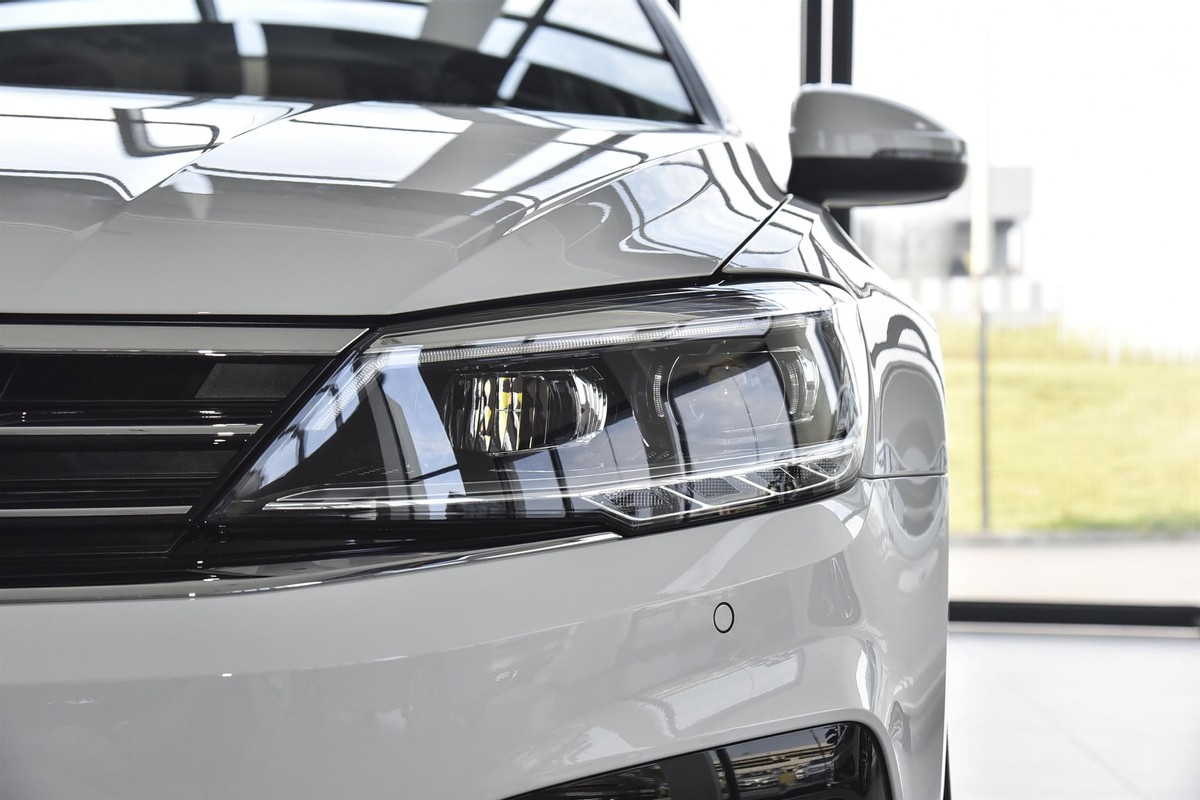 凌渡车灯一直有雾气怎么办,凌渡轿车怎样除前窗玻璃外雾水