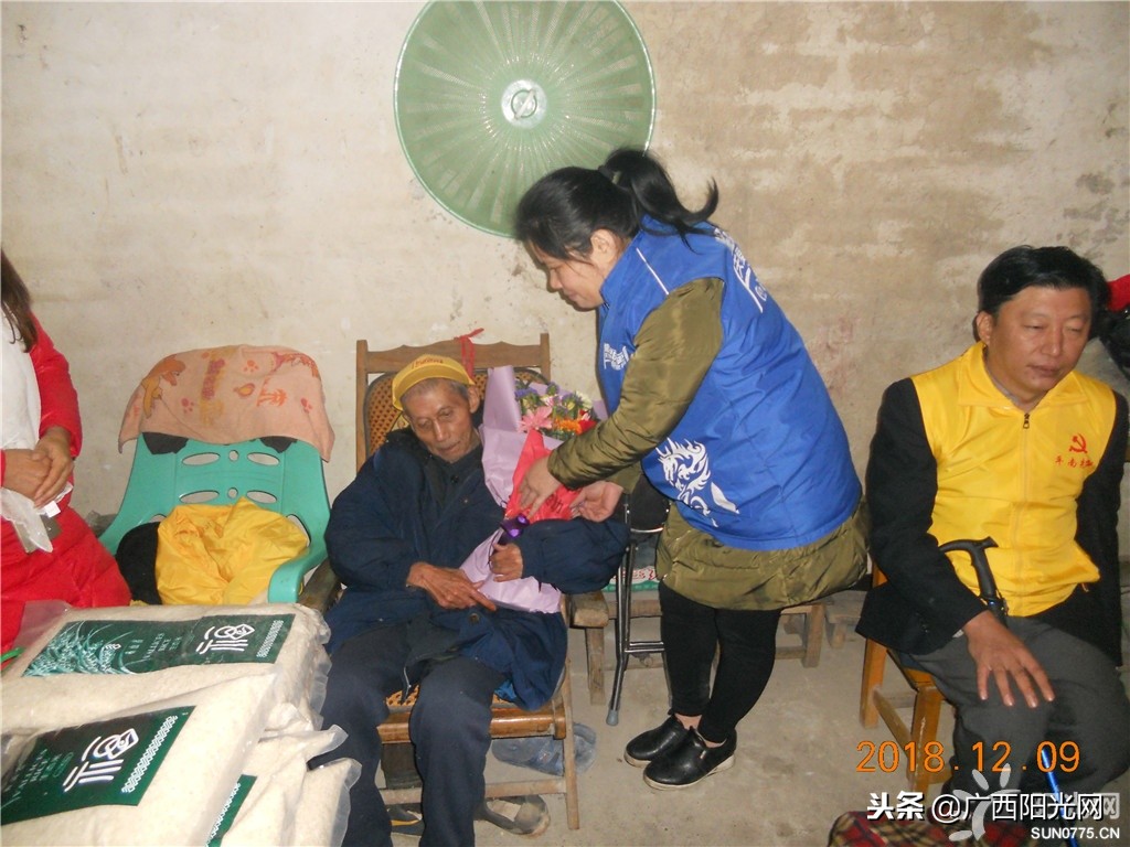 爱心志愿者给老人过集体生日,志愿者为103岁抗战老兵庆生