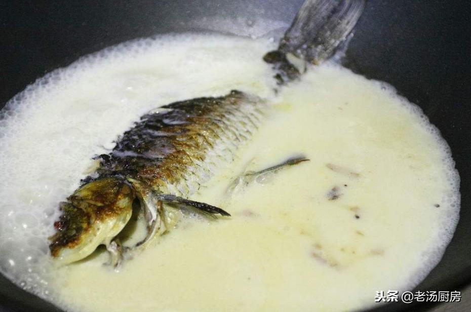 炖鲫鱼放酱油吗,炖鲫鱼要不要去鱼鳞