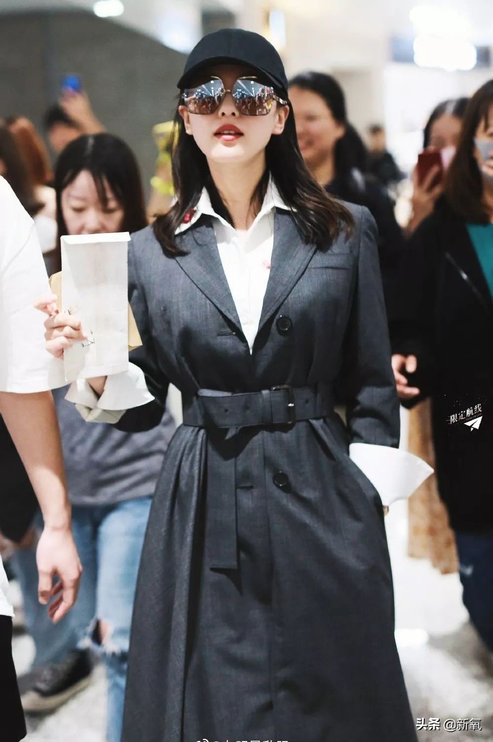 芭莎慈善夜雷佳音的头是1.5个肖战的头、2个刘诗诗的头,太犀利了