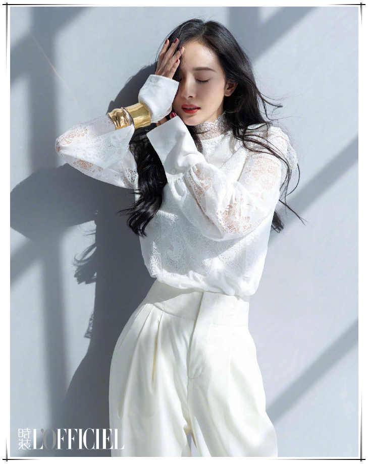 杨幂活动新照曝光罗裙轻摆美呆了 (杨幂跪坐瘦腿)