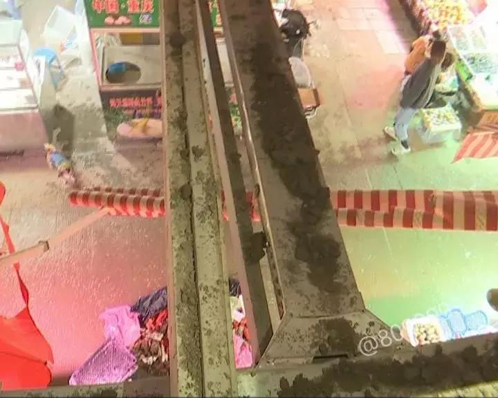 农贸市场顶棚坍塌致1死1伤,农贸市场房屋倒塌事件