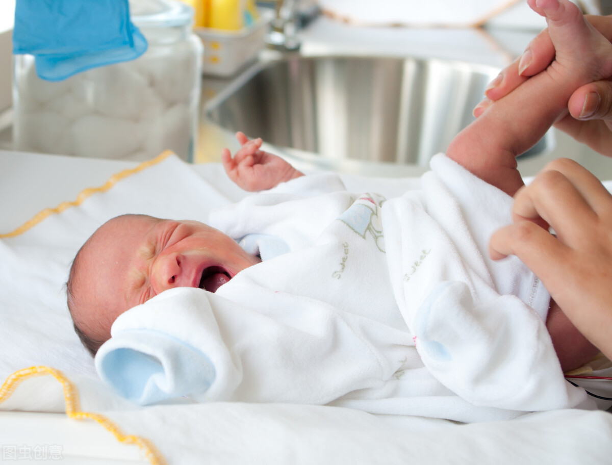 宝宝抹护臀膏可以直接穿纸尿裤吗,育儿知识新生儿换纸尿裤