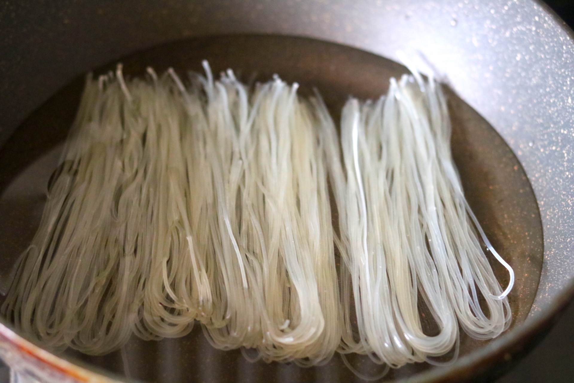 煮米粉用冷水还是热水下锅,煮米粉是冷水还是热水下锅