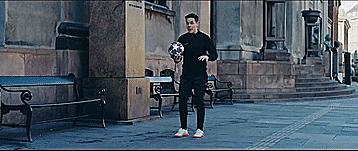 职业足球运动员教你如何颠球,足球教学颠球优质课