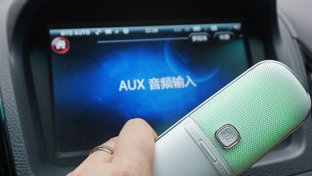 在车上唱K？别以为是开玩笑，这款LED声动麦克风能帮你实现