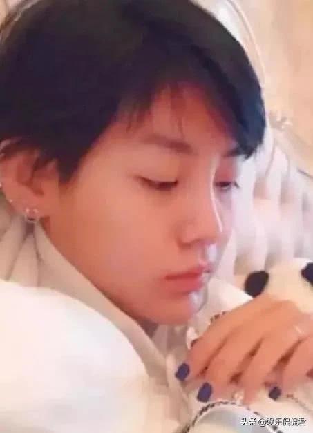 那位剃头又纹身的“黑婚纱新娘”,红遍全国后,如今成了这样