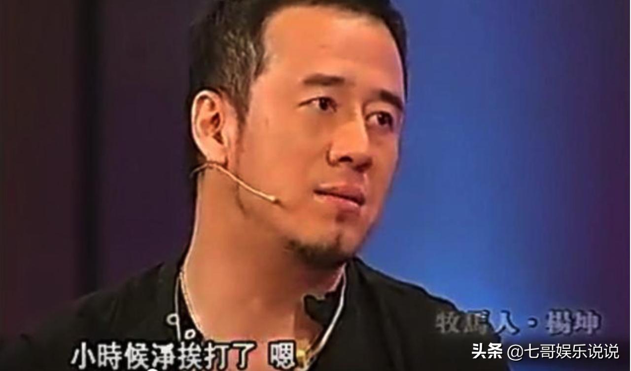 杨坤与多名美女亲密互动,杨坤夜会照片